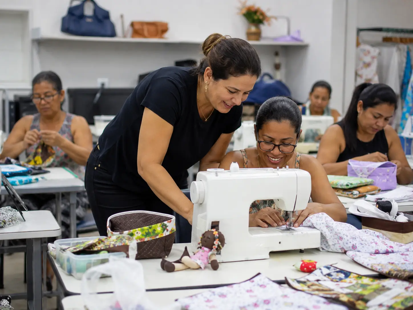 Pessoas participam de uma iniciativa relacionada a trabalho & autonomia